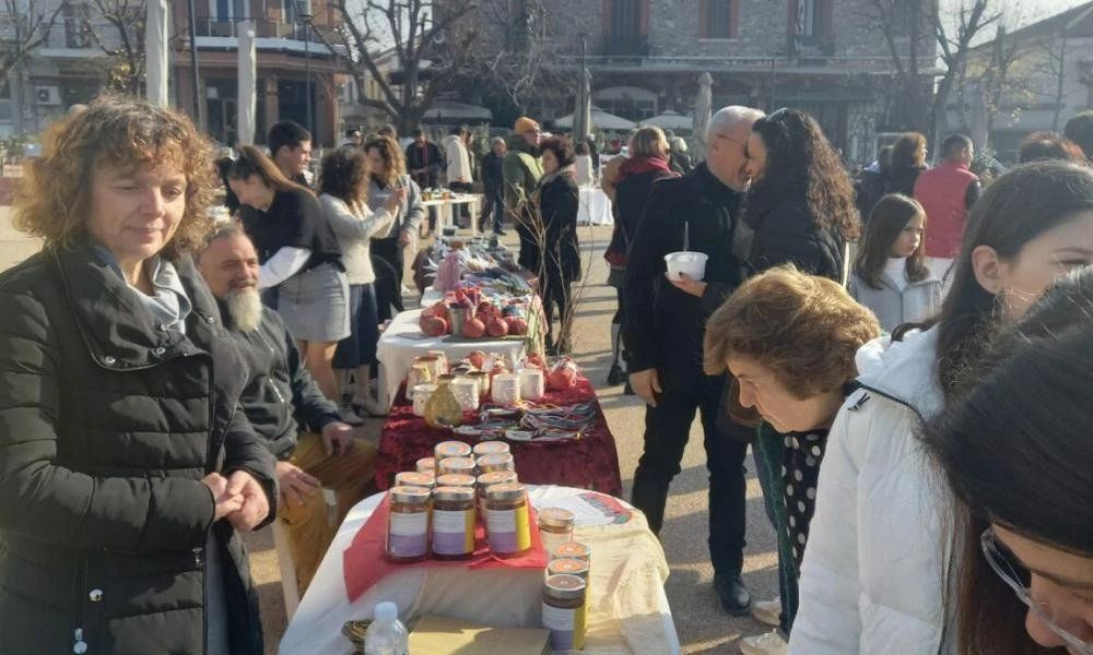 Με κεράσματα και χορό η παραμονή Πρωτοχρονιάς στην Αγιά Λάρισας